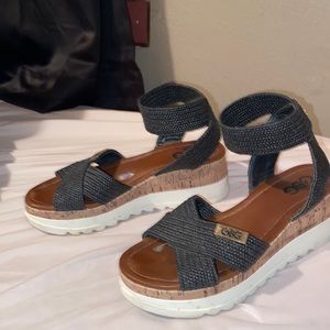 Gbg shoe . Is still in good condition . Don’t fit anymore